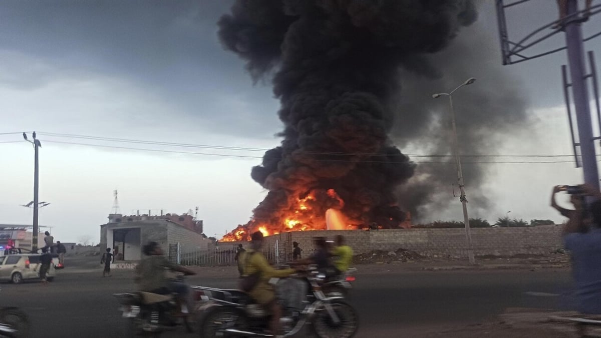 انفجارات عنيفة تضرب صنعاء والحديدة