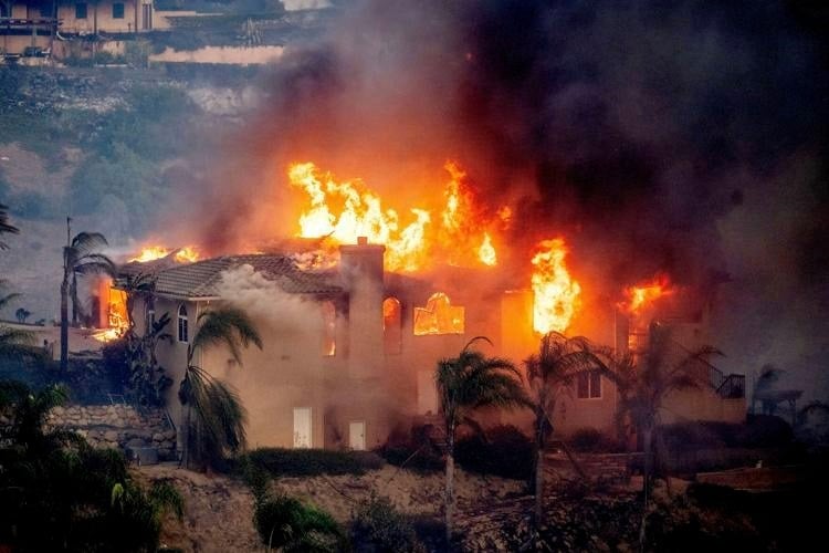 حريق غابات يلتهم 132 مبنى في كاليفورنيا الجنوبية