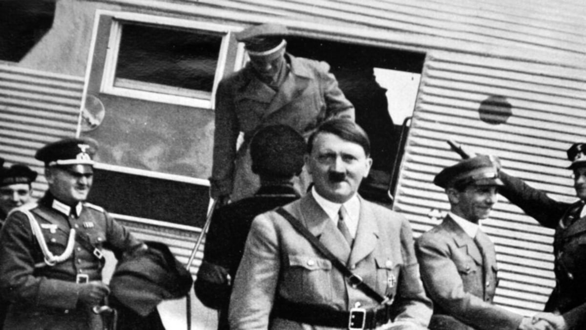 الشرطة الأرجنتينية تصادر عددا كبيرا من الأسلحة وتذكارات من عهد هتلر (فيديو)