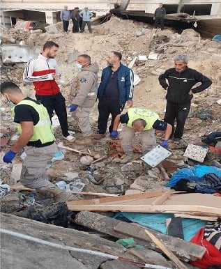 انتشال جثتين من تحت أنقاض المنزل المستهدف في الخرايب