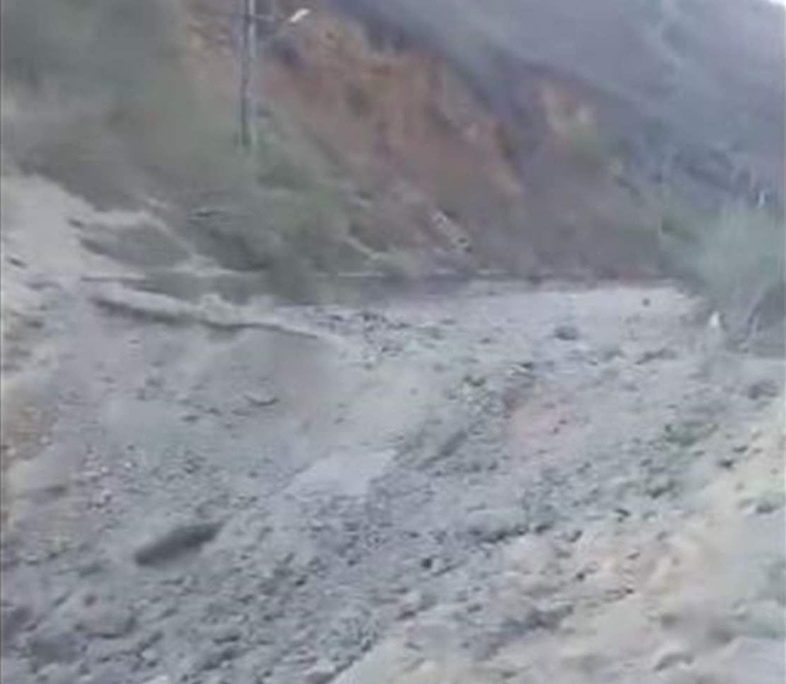 بالفيديو غارة إسرائيلية على طريق الخردلي تحدث فجوة كبيرة