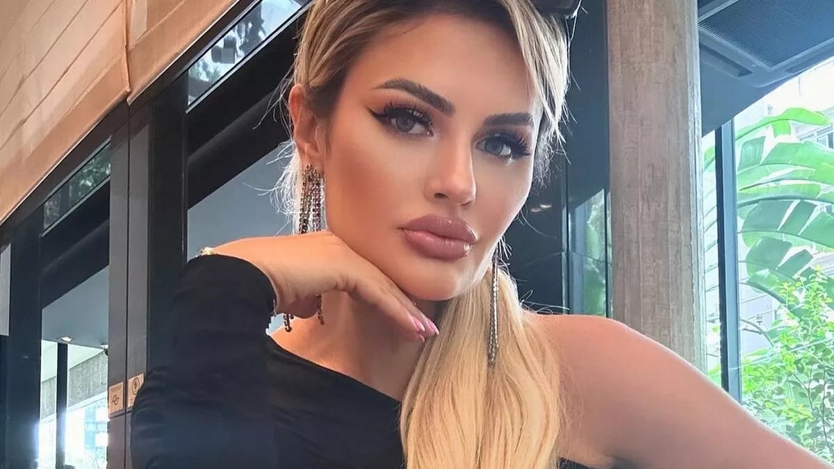 هل تصبح الجمالة عائقًا للصداقة؟ لماذا استبعدتها صديقاتها من عشاء عيد الميلاد؟