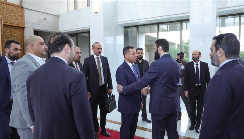 "مسدس" أحمد الشرع يثير الجدل خلال لقائه وفداً عراقياً