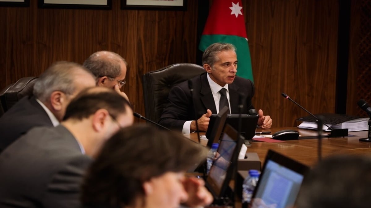 رئيس الوزراء الأردني: الحكومة اتخذت إجراءات مرتبطة بفتح الحدود وبدء التجارة والدعم اللوجستي مع سوريا