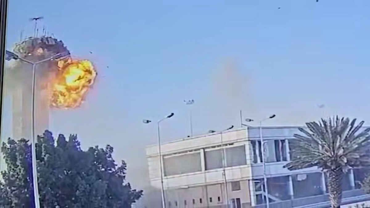 قناة يمنية تبث مشاهد وثقت لحظة القصف الإسرائيلي لمطار صنعاء ونجاة مدير منظمة الصحة العالمية (فيديو)