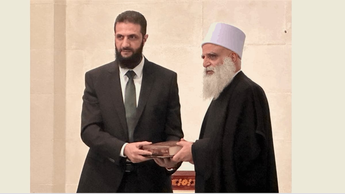 شيخ العقل يسلّم الشرع رسالة خلال اللقاء في قصر الشعب