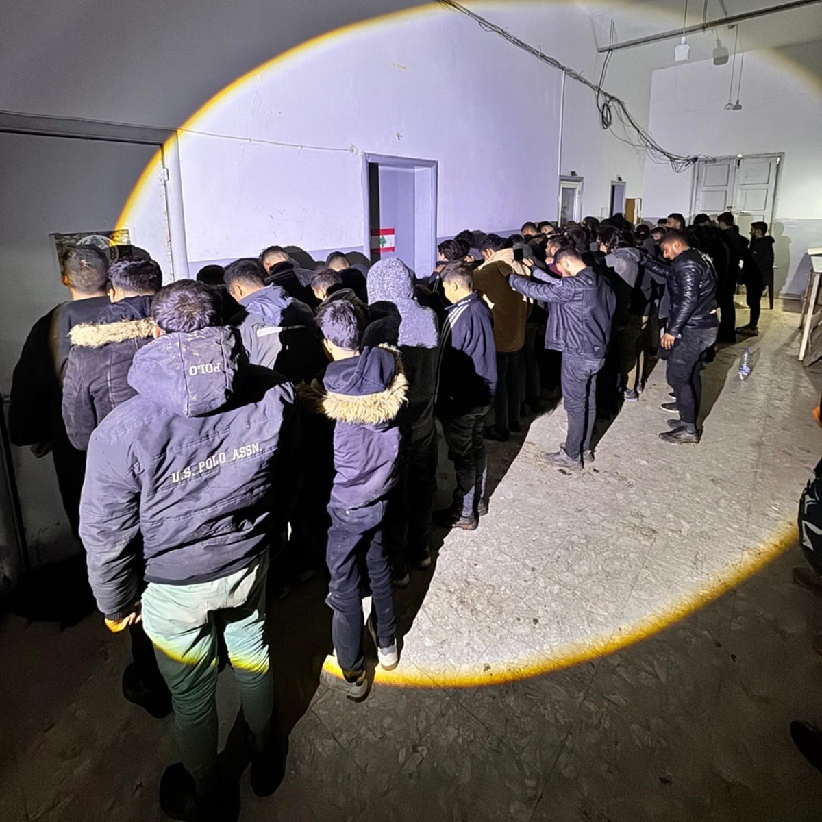 قوى الأمن: توقيف سائق شاحنة على متنها 67 شخصا دخلوا من سوريا إلى لبنان خلسة!