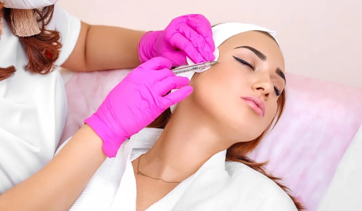 "الميزوثيرابي: تقنيّة تجميلية خطرة قد تسبّب "عيون الثعبان" ومخاطر صحية جسيمة"