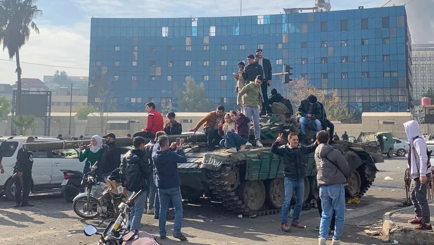 "إعادة ترتيب الجيش" و"حل أجهزة الأمن" في مقدمة أولويات حكومة سوريا المؤقتة