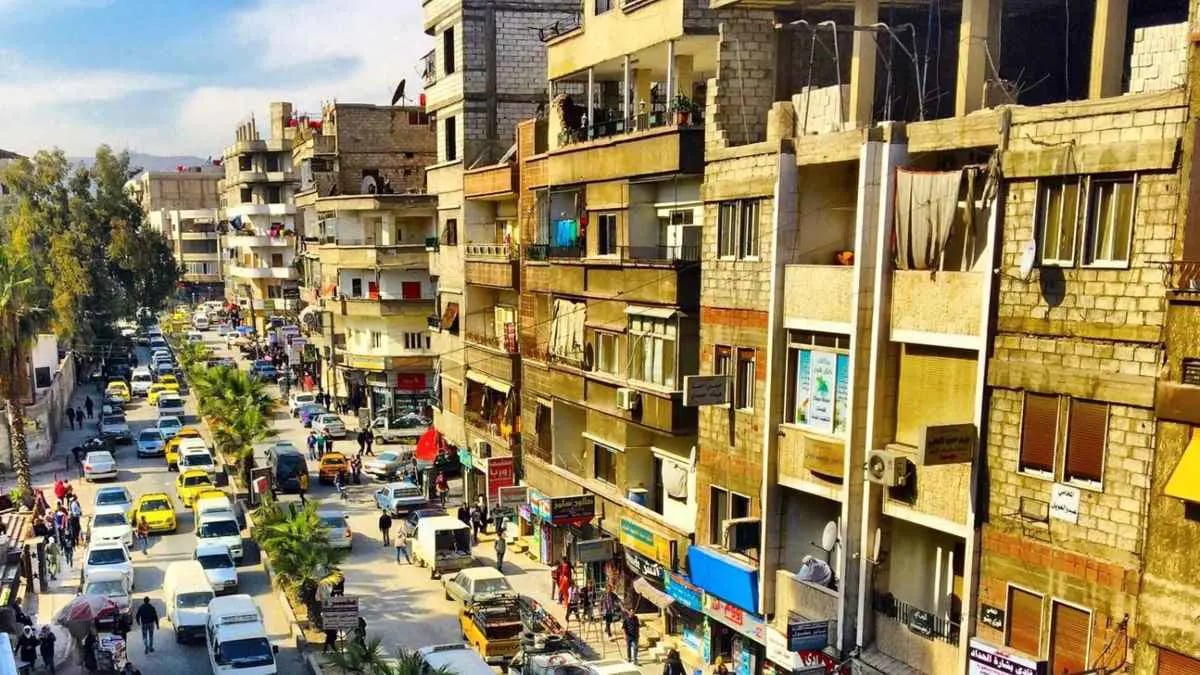 محتجون يسقطون تمثالا لحافظ الأسد في ضاحية جرمانا بدمشق (فيديو)
