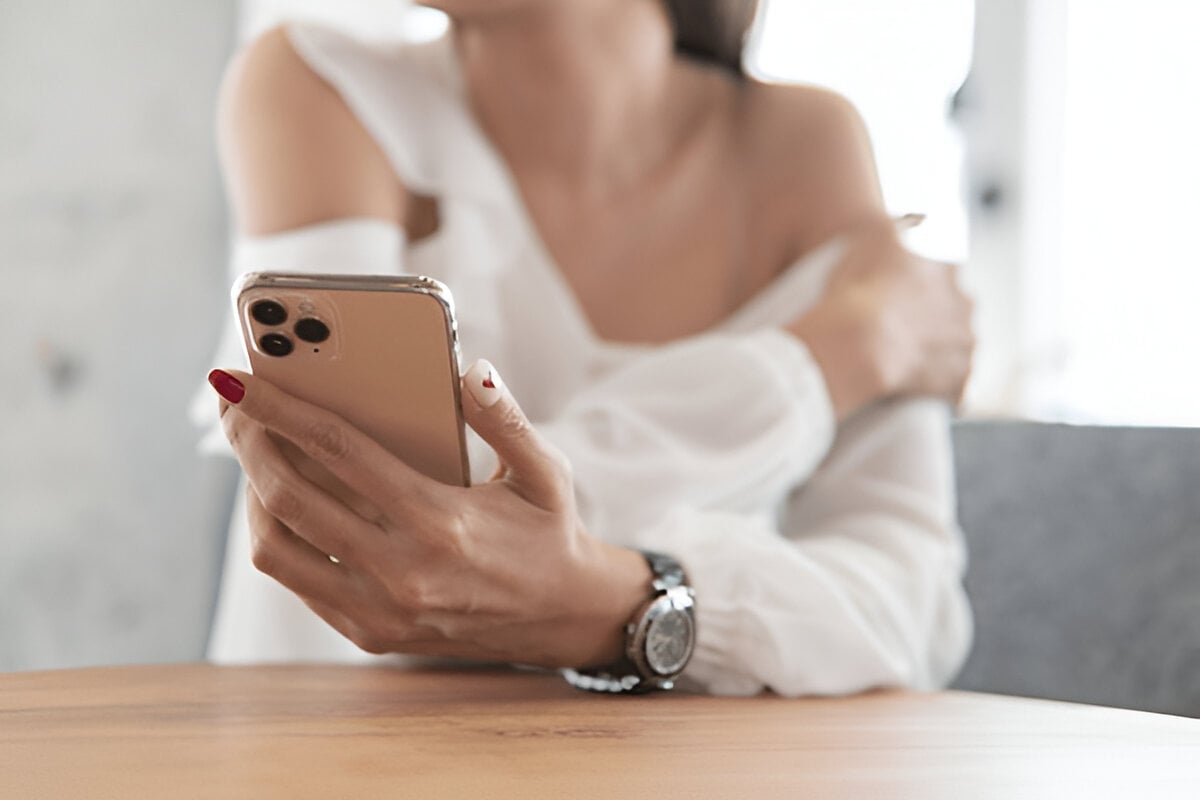 مستخدمو آيفون يشكون من ارتفاع درجة حرارة هواتفهم بعد تحديث iOS 18.2