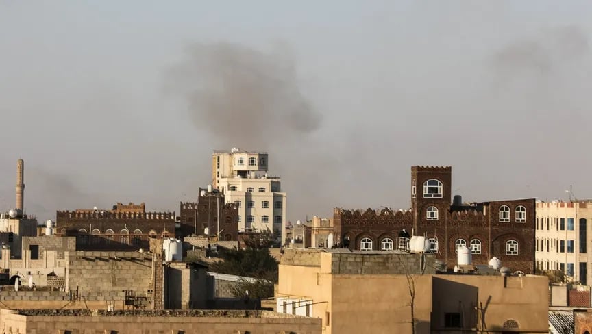 الجيش الإسرائيلي يعلن شن غارات على مطار صنعاء وموانئ في اليمن