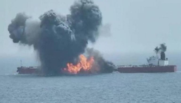 حريق في سفينة تنقل مواد ومتفجرات بالبحر الأحمر