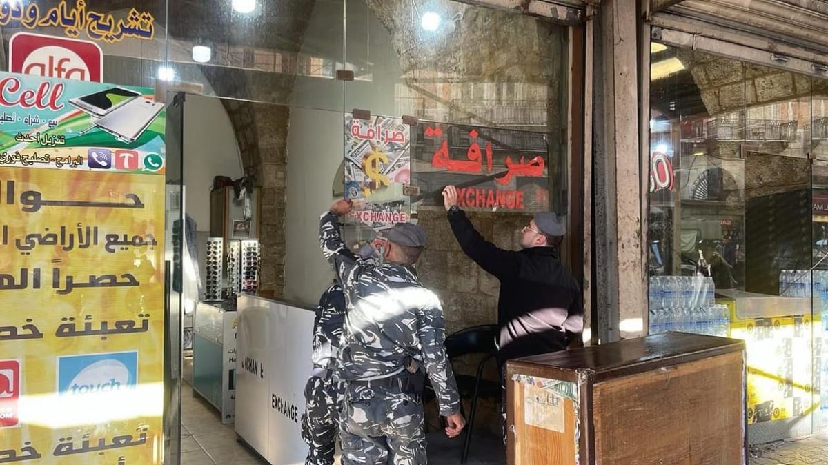 بالصور: ملاحقة أمنية للصرافين غير الشرعيين وحجز البسطات والسيارات "المزعجة"