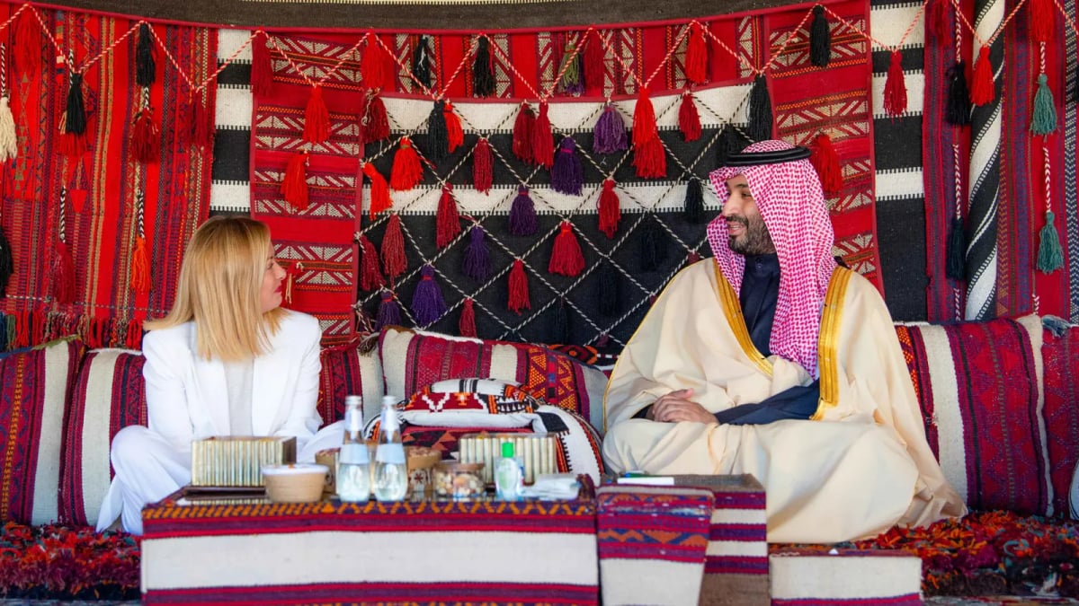 ضيافة عربية.. محمد بن سلمان يستقبل ميلوني في خيمة (فيديو)