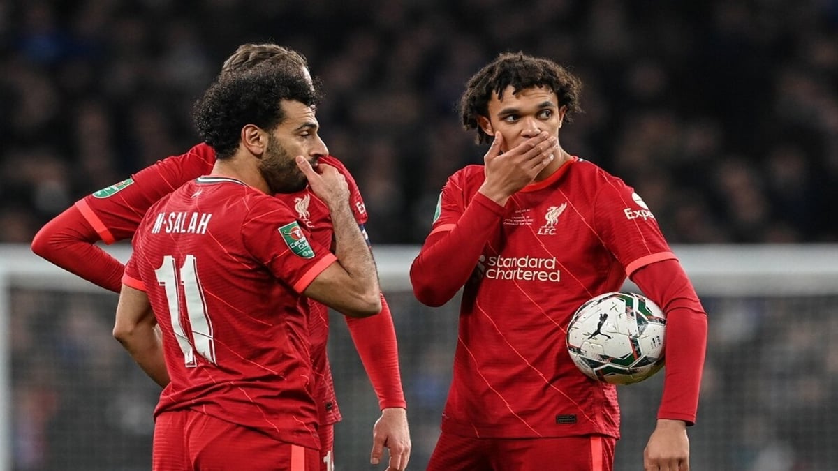 الأعلى أجرا بعد صلاح.. ليفربول يغري أرنولد براتب ضخم