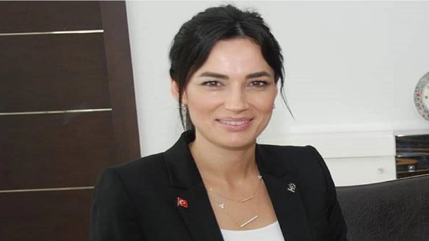 أهدائها 200 ليرة.. أردوغان يُكافئ نائبة تركية قبّلت يده (فيديو)