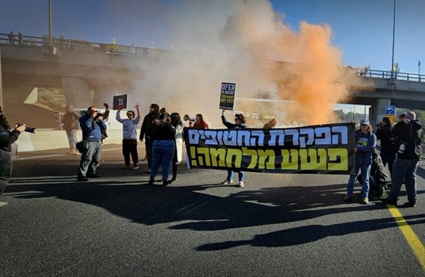 إسرائيل.. محتجون يغلقون طريقا قرب القدس ويطالبون نتنياهو بعدم عرقلة تنفيذ اتفاق تبادل الأسرى (فيديو)