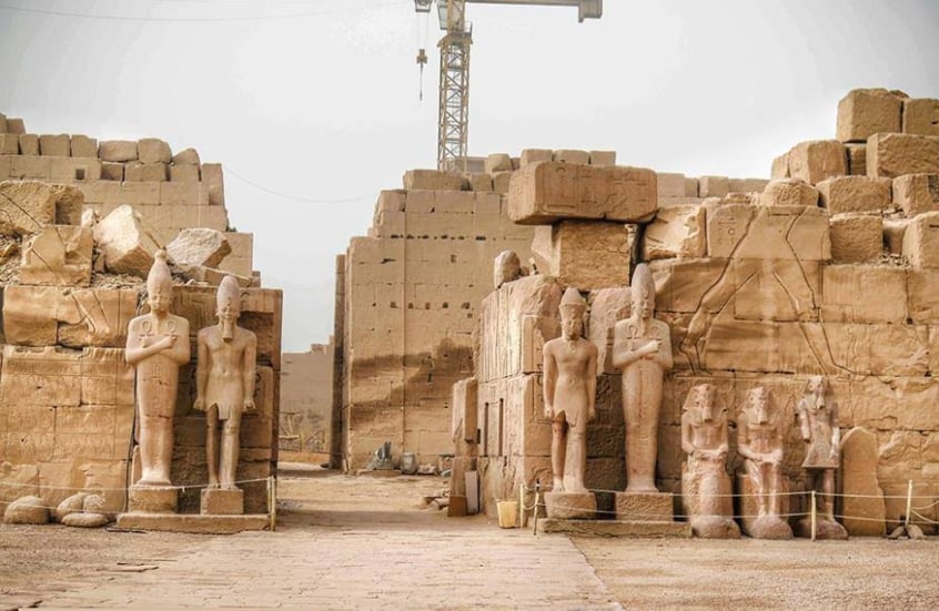 مصر.. فرنسي يتسبب في كسر حجر أثري ضخم