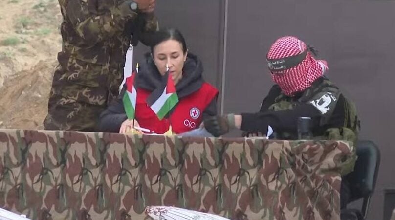 حماس تسلم الصليب الأحمر الدولي جثامين الأسرى الإسرائيليين الأربعة