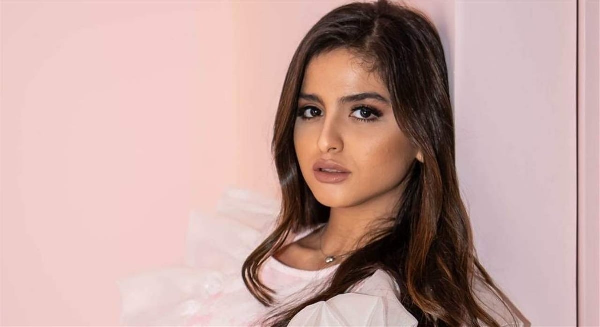فنانة تستعد للتخرج في الجامعة