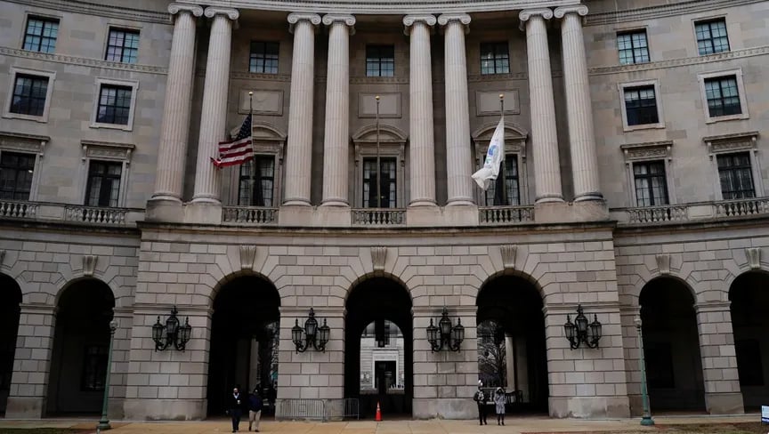 FBI يحقق في مزاعم احتيال بـ20 مليار دولار من صندوق منحة بايدن للطاقة النظيفة