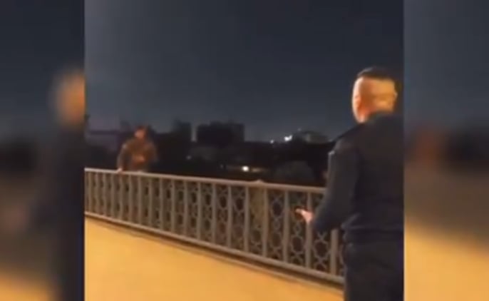 ضابط يُقنع شاباً بالعدول عن الانتحار في اللحظة الأخيرة (فيديو)