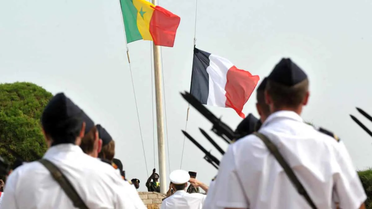 فرنسا تبدأ تسليم قواعدها العسكرية إلى السنغال