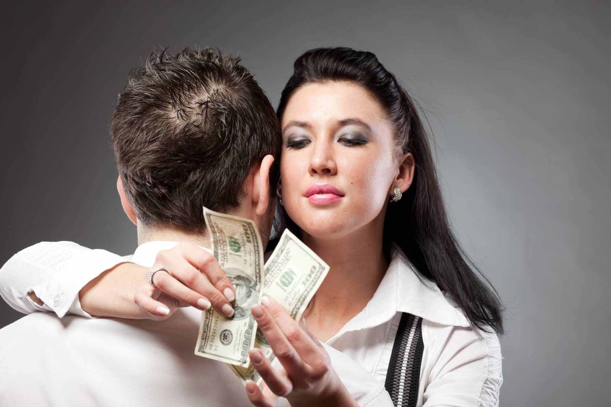 الخيانة المالية.. سر يُهدد استقرار العلاقة