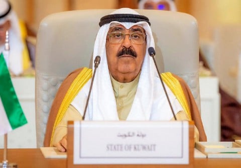 عقب حل مجلس الأمة.. أمير الكويت يتعهد بإعادة الممارسة الديمقراطية في “ثوبها الجديد”