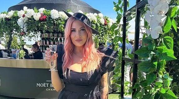 في حادث غريب.. صاعقة برق تصيب امرأة وتغيّر لون عينيها!