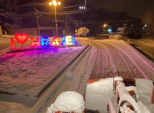 بالصور: إنقاذ مواطنين احتجزتهم الثلوج