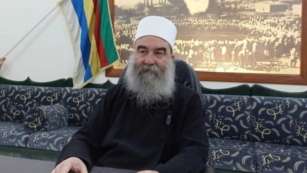 وصفه بـ "الدكتاتوري".. شيخ الدروز الهجري يرفض الإعلان الدستوري لسوريا