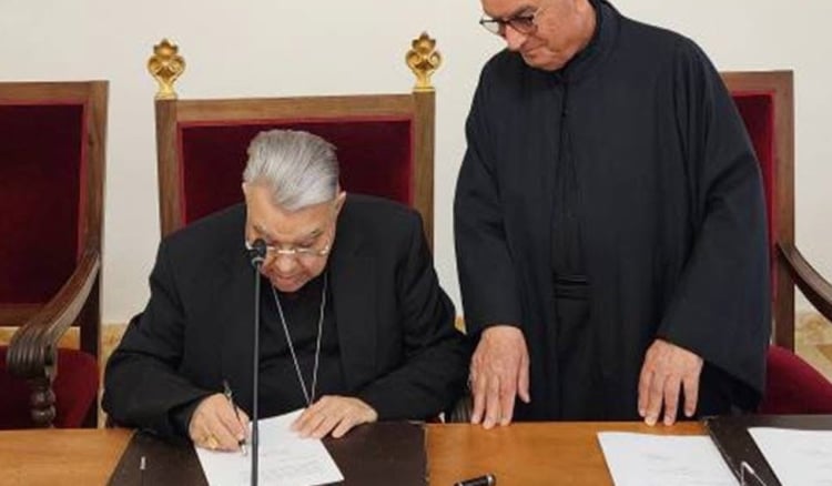 رئيس مجمع القديسين يوقع الملف النهائي لتطويب البطريرك الدويهي