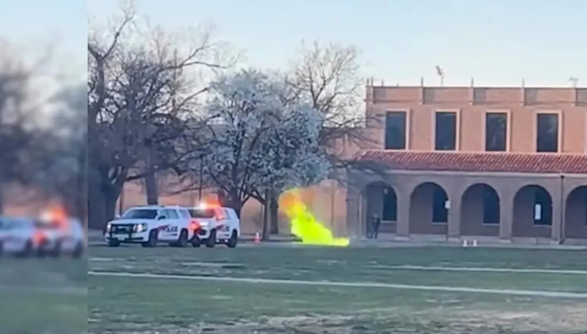 انفجار يهز جامعة تكساس الأميركية… وتصاعد لهب أخضر من أغطية الصرف الصحي