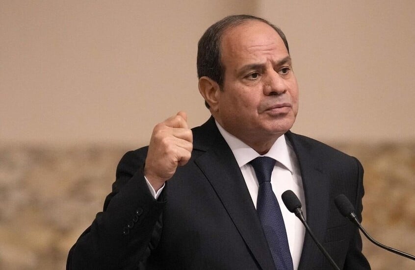 السيسي مواجها رسائل حادة: لا يمكن لأحد المساس بمصر