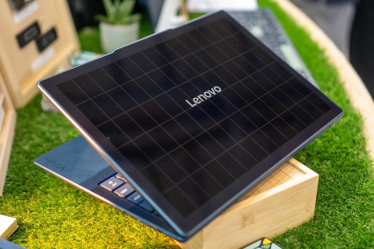 Lenovo تطلق أول لابتوب يعمل بالطاقة الشمسية