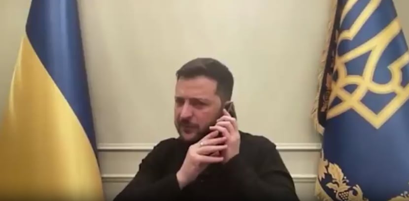 بالفيديو.. زيلينسكي يقطع مكالمة هاتفية تلقاها من ماكرون