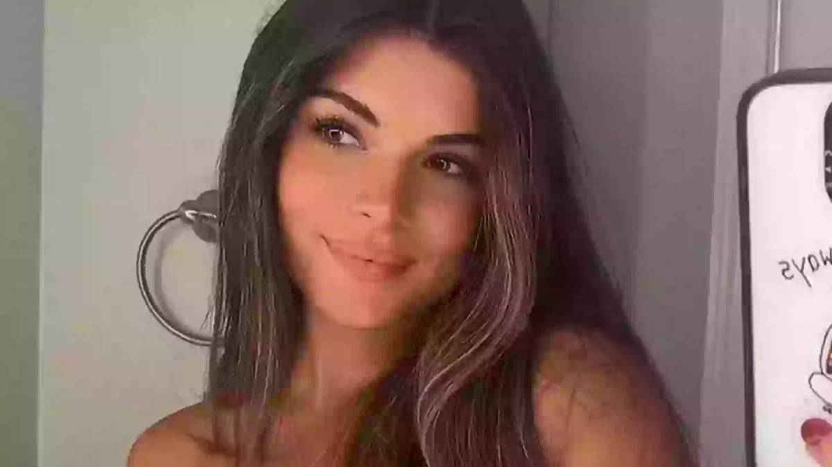 مفاجأة في المطار.. طيار يترك رسالة غامضة لراكبة جميلة (فيديو)
