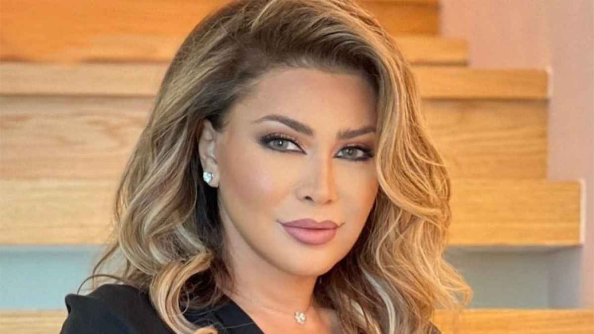 نوال الزغبي تتعثر على المسرح وتعلق: "كنت متوقعة" (فيديو)