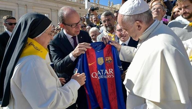 لم يشاهد نهائي كأس العالم وفضّل بيليه على ميسي.. أسرار لم ترو عن البابا فرانسيس وكرة القدم