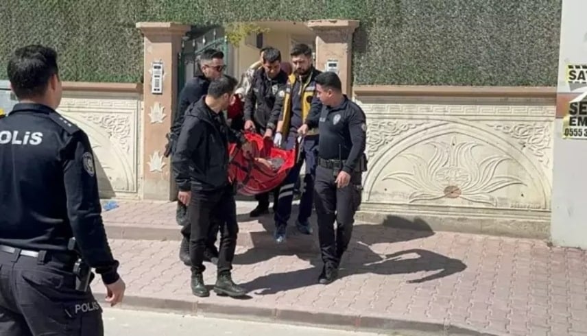 جريمة مروعة أمام الابن.. تركي يطعن زوجته ويحاول الانتحار