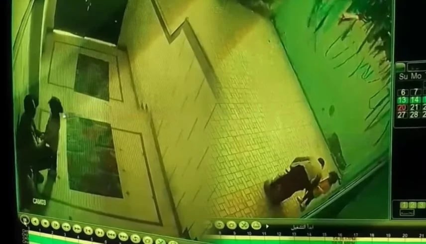فيديو: رجل يكبّل طفلة ويضربها بوحشية