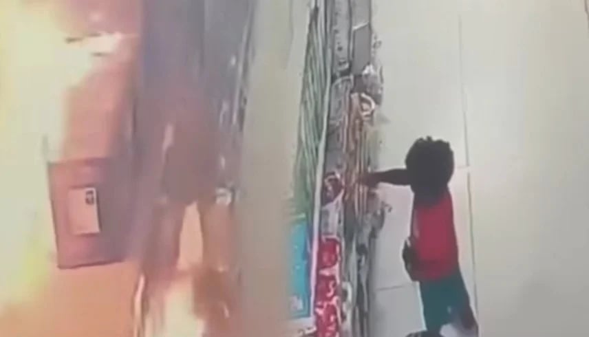 فيديو.. طفل يفتعل حريقاً ضخماً بمتجر