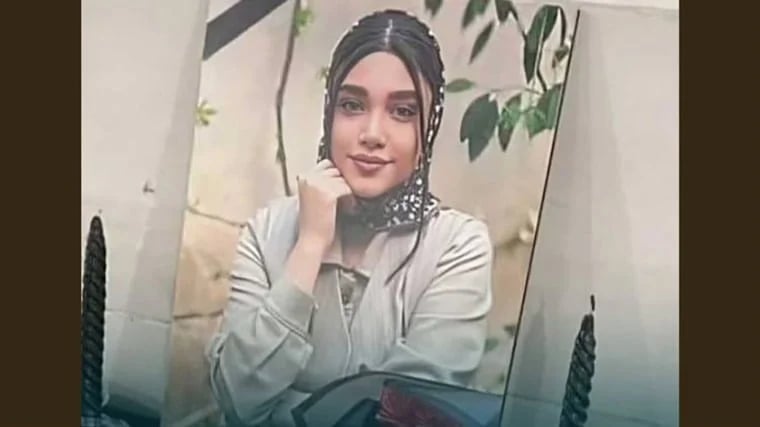 إيران.. أب يطعن ابنته حتى الموت أمام أعين المارة لخروجها إلى العمل (فيديو)