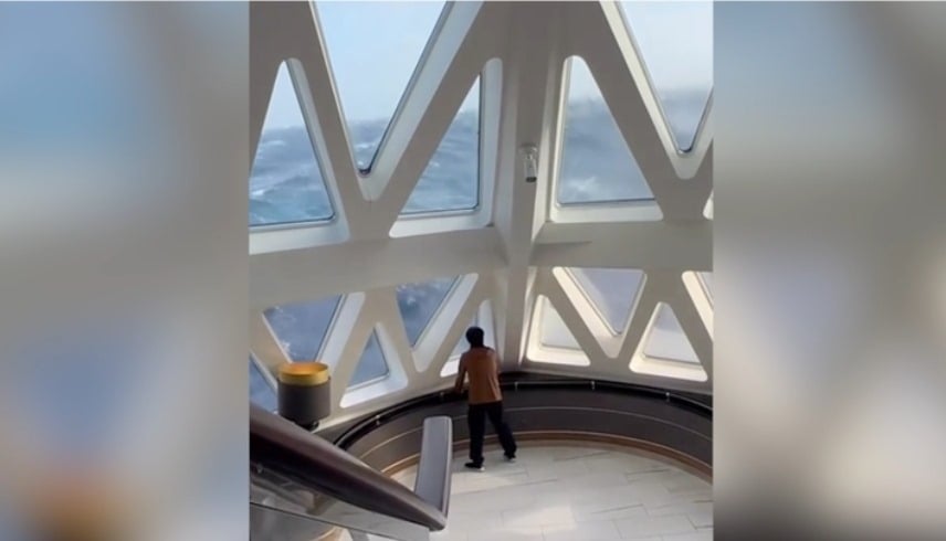 فيديو مروع.. أمواج بارتفاع 40 قدماً تبتلع سفينة سياحية بالكامل