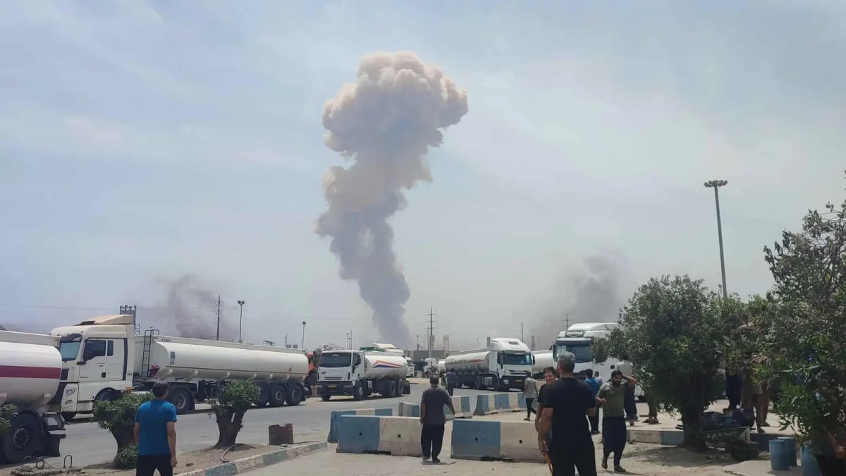 مئات المصابين في انفجار كبير بمنشأة نفطية جنوبي إيران (فيديو)