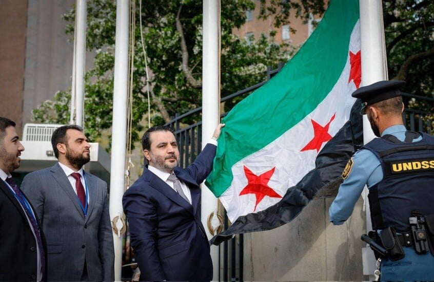 الشيباني يرفع علم سوريا أمام مبنى الأمم المتحدة في نيويورك