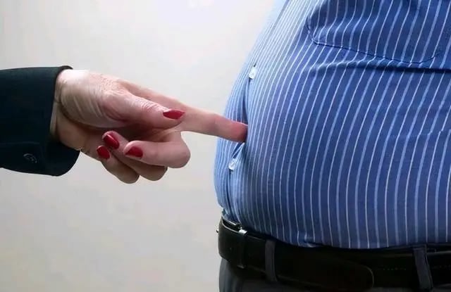 غازات المعدة والانتفاخ.. أسبابها وطرق التخلص منها