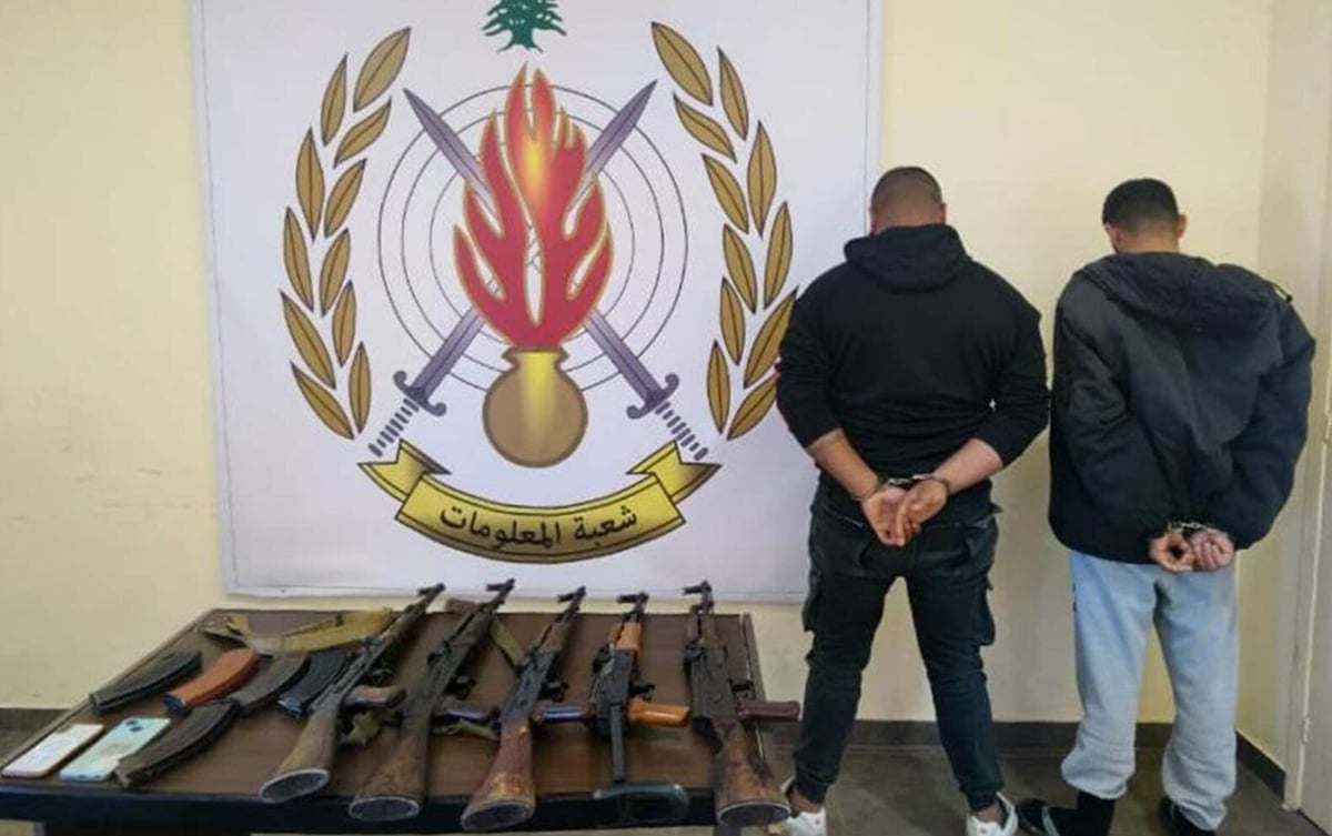 كمين لشعبة المعلومات أسفر عن توقيف متورطَين بعمليات تهريب وتجارة أسلحة حربية